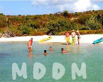 MB109LOVERSBEACH005